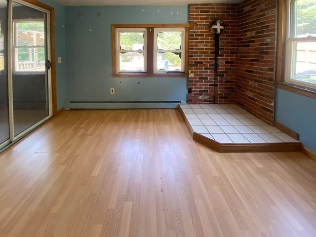 6 Oak Dr, Oxford, MA 01540