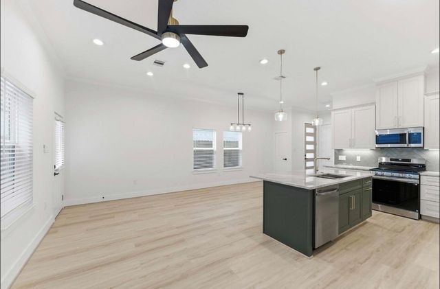 7809 Dyer St, Houston, TX 77088