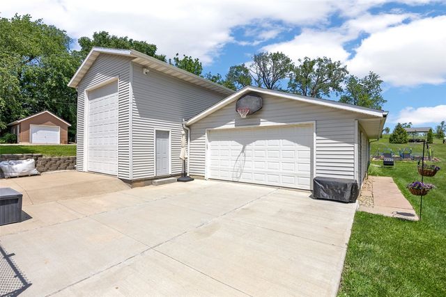 150 W Cemetery Rd, Fairfax, IA 52228