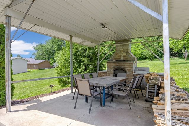150 W Cemetery Rd, Fairfax, IA 52228