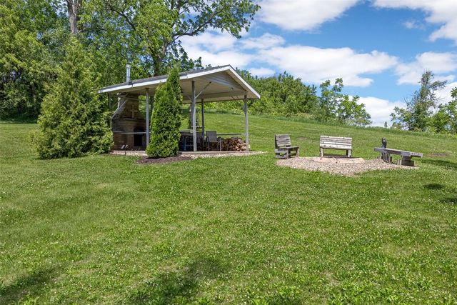150 W Cemetery Rd, Fairfax, IA 52228