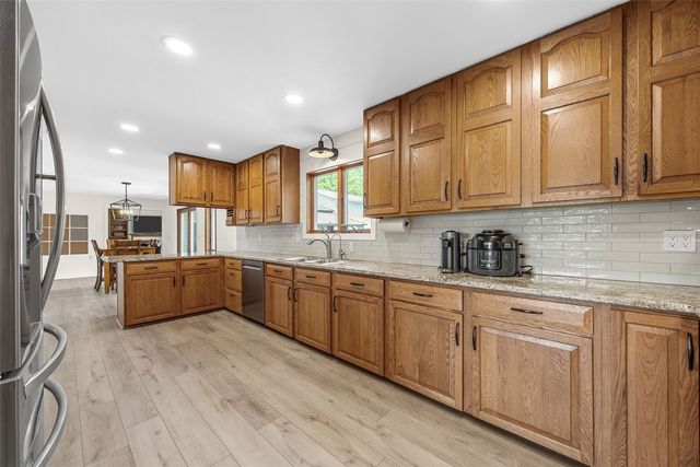 150 W Cemetery Rd, Fairfax, IA 52228