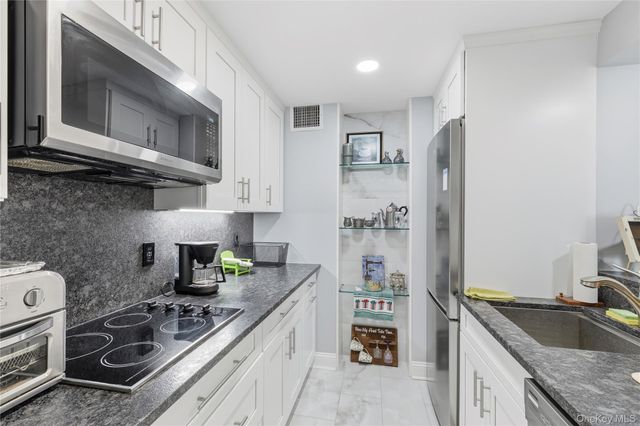 750 W Broadway 3P, Long Beach, NY 11561