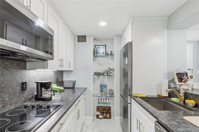 750 W Broadway 3P, Long Beach, NY 11561