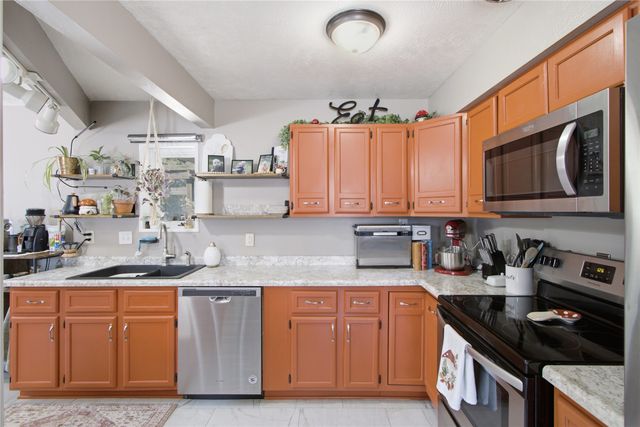 1912 E 28th Street, Des Moines, IA 50317