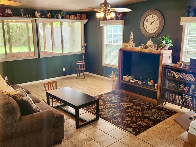 2210 S Martin St, Kilgore, TX 75662