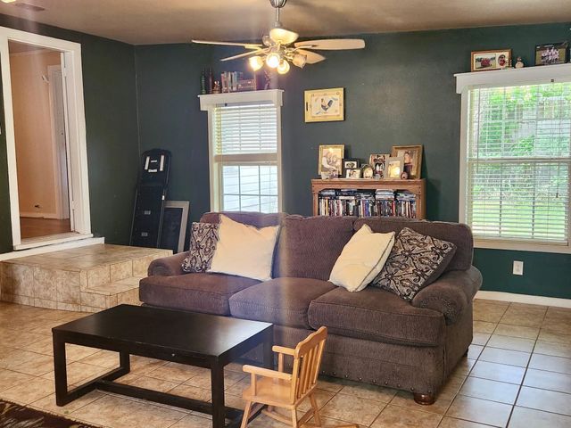 2210 S Martin St, Kilgore, TX 75662