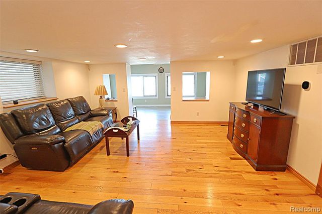 412 E Shore Drive, Whitmore Lake, MI 48189