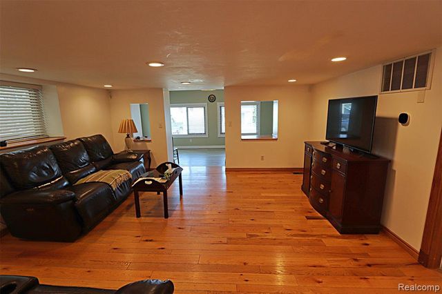 412 E Shore Drive, Whitmore Lake, MI 48189