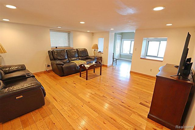 412 E Shore Drive, Whitmore Lake, MI 48189