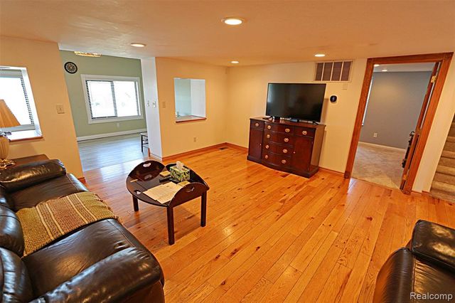 412 E Shore Drive, Whitmore Lake, MI 48189