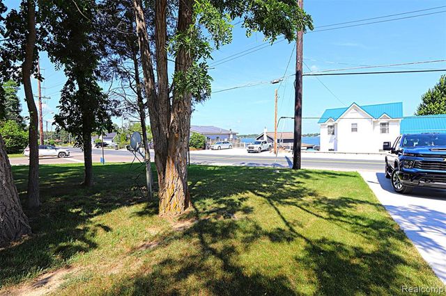 412 E Shore Drive, Whitmore Lake, MI 48189