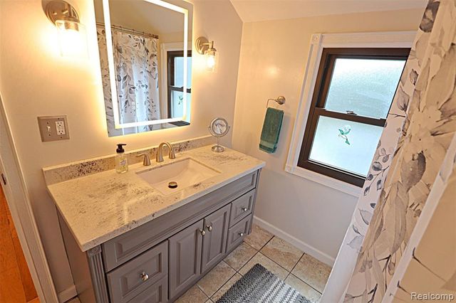 412 E Shore Drive, Whitmore Lake, MI 48189