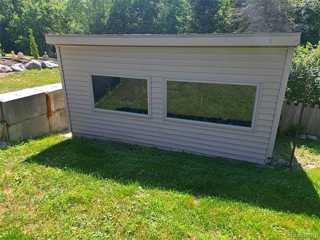 412 E Shore Drive, Whitmore Lake, MI 48189