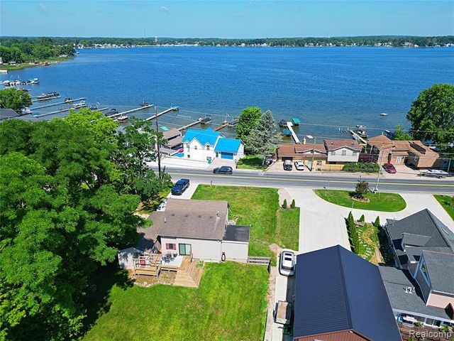 412 E Shore Drive, Whitmore Lake, MI 48189