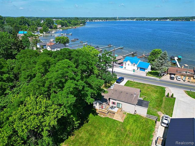 412 E Shore Drive, Whitmore Lake, MI 48189