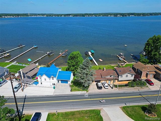 412 E Shore Drive, Whitmore Lake, MI 48189