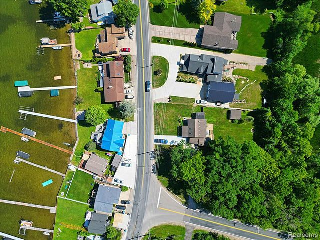412 E Shore Drive, Whitmore Lake, MI 48189