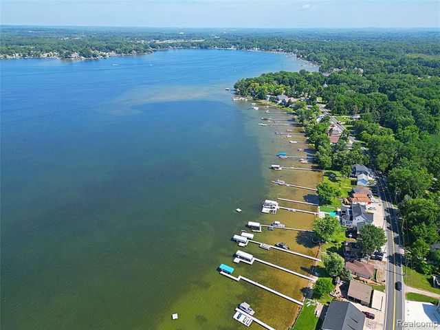 412 E Shore Drive, Whitmore Lake, MI 48189