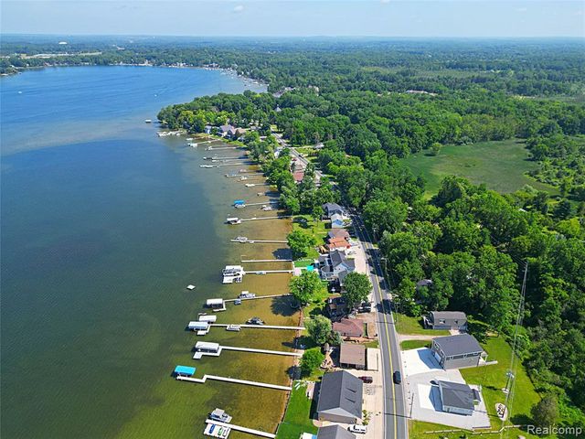412 E Shore Drive, Whitmore Lake, MI 48189