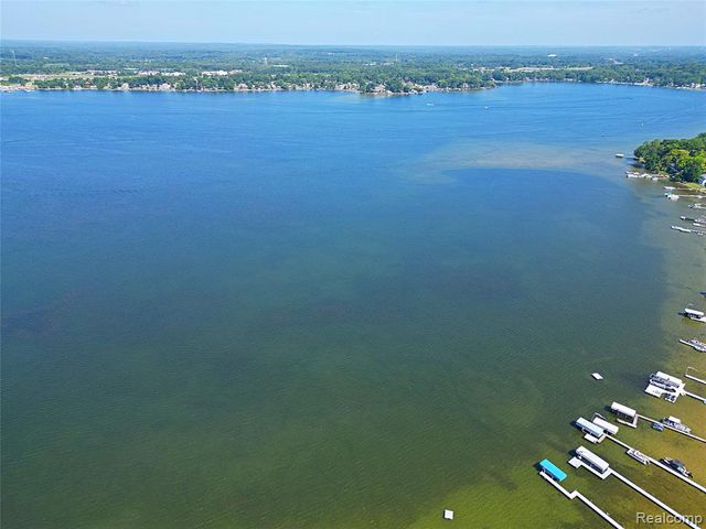 412 E Shore Drive, Whitmore Lake, MI 48189