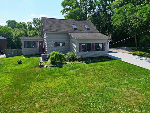 412 E Shore Drive, Whitmore Lake, MI 48189