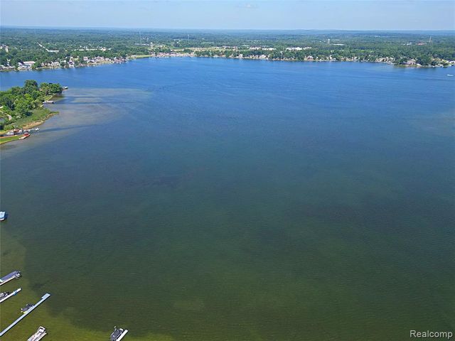412 E Shore Drive, Whitmore Lake, MI 48189