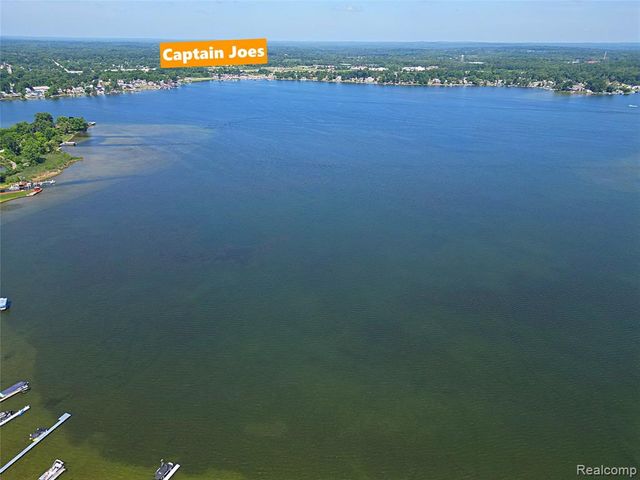 412 E Shore Drive, Whitmore Lake, MI 48189