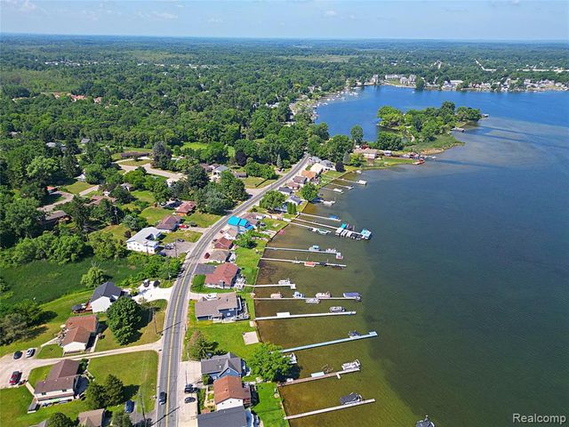 412 E Shore Drive, Whitmore Lake, MI 48189