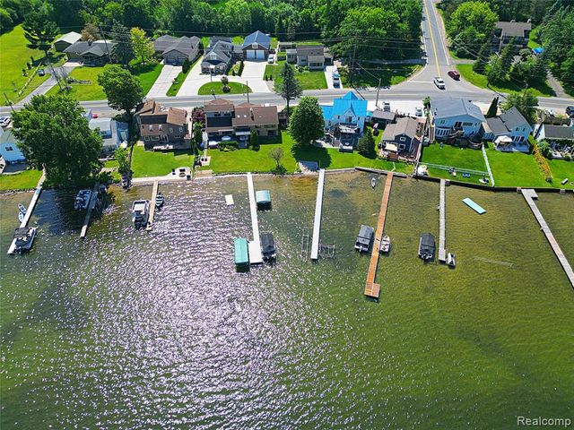 412 E Shore Drive, Whitmore Lake, MI 48189