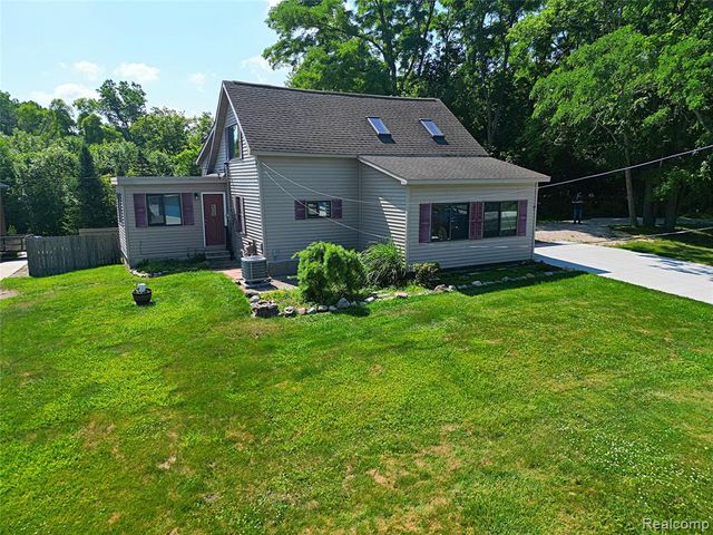 412 E Shore Drive, Whitmore Lake, MI 48189