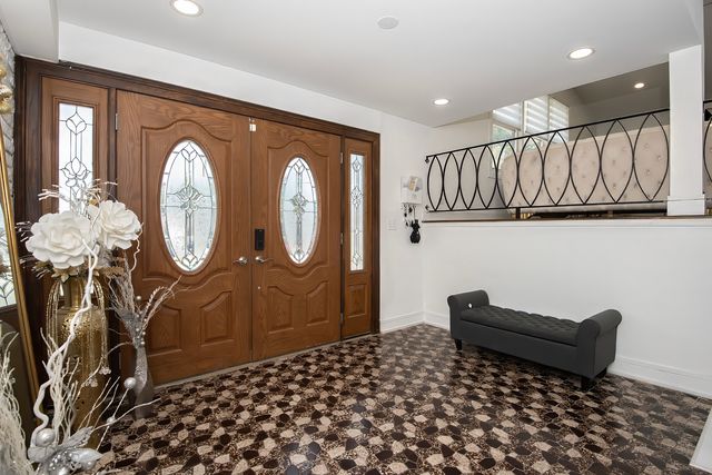 9909 N Huber Lane, Niles, IL 60714