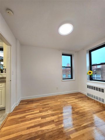 11 Wooleys Lane 2E, Great Neck, NY 11023