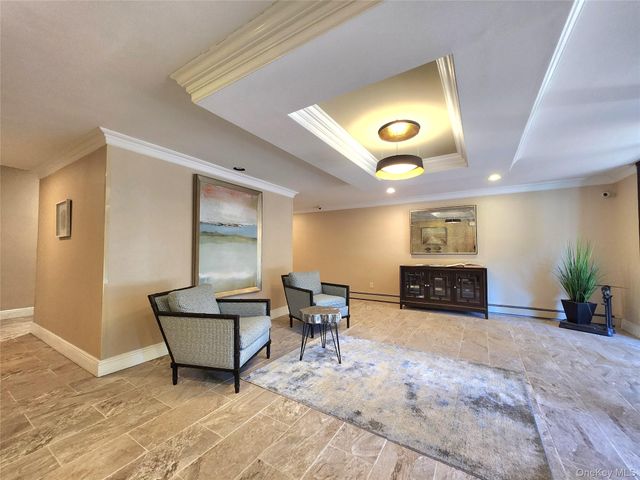 11 Wooleys Lane 2E, Great Neck, NY 11023