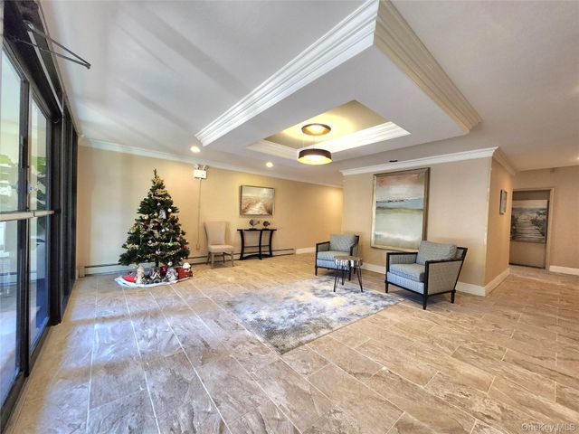 11 Wooleys Lane 2E, Great Neck, NY 11023