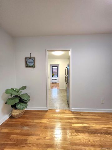 11 Wooleys Lane 2E, Great Neck, NY 11023