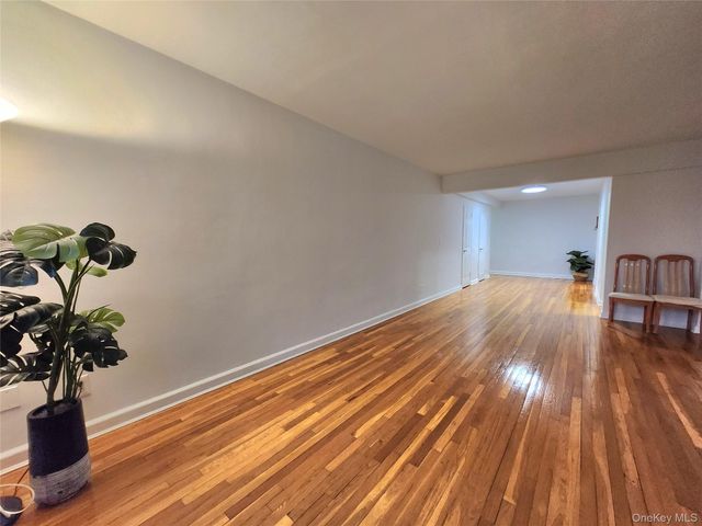 11 Wooleys Lane 2E, Great Neck, NY 11023