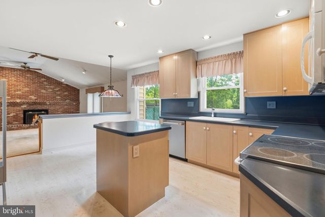 214 BROOKSIDE CIR, Harleysville, PA 19438