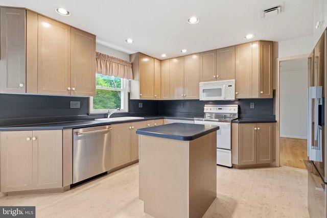 214 BROOKSIDE CIR, Harleysville, PA 19438