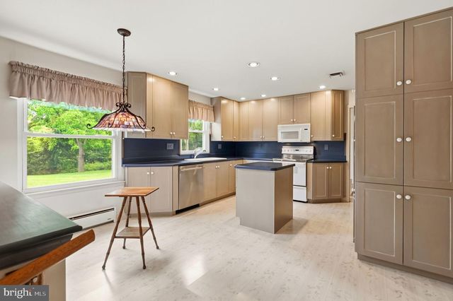 214 BROOKSIDE CIR, Harleysville, PA 19438