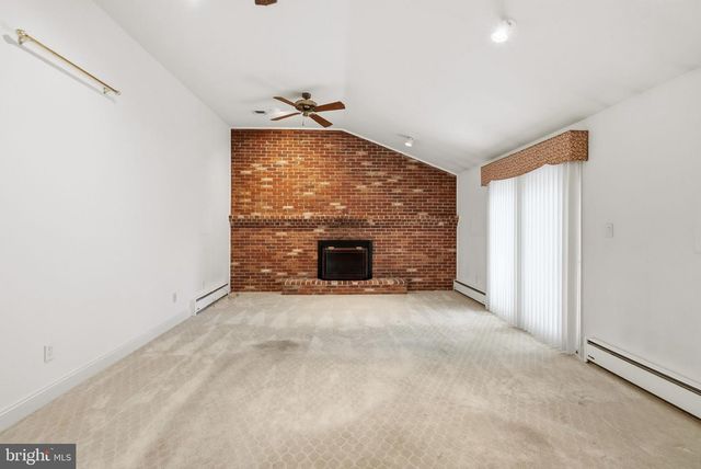 214 BROOKSIDE CIR, Harleysville, PA 19438