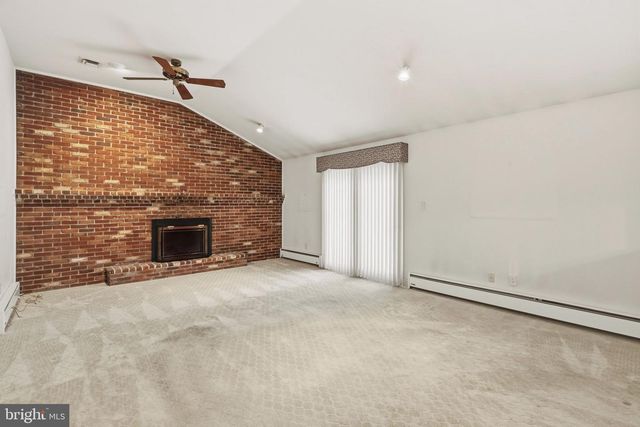 214 BROOKSIDE CIR, Harleysville, PA 19438