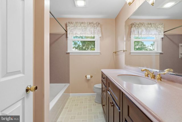 214 BROOKSIDE CIR, Harleysville, PA 19438