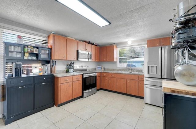 1009 E HAZZARD AVENUE, Eustis, FL 32726