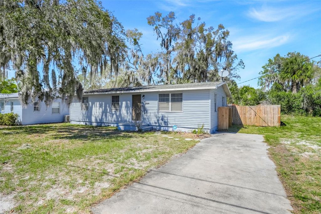 1009 E HAZZARD AVENUE, Eustis, FL 32726