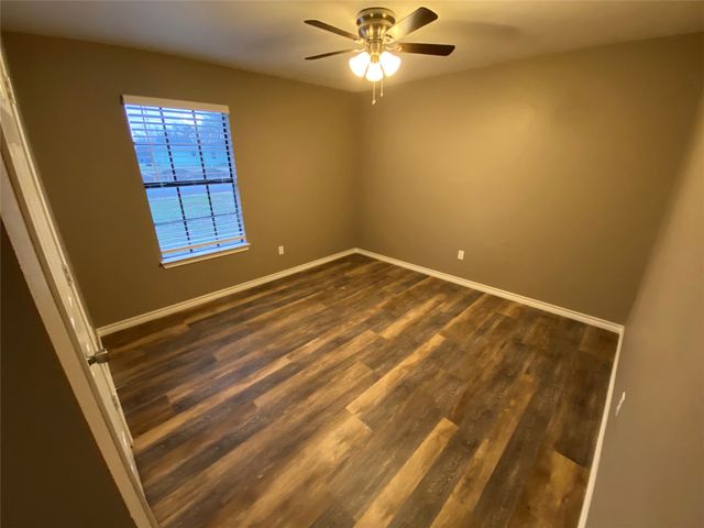 1502 Daffan Avenue, Ennis, TX 75119