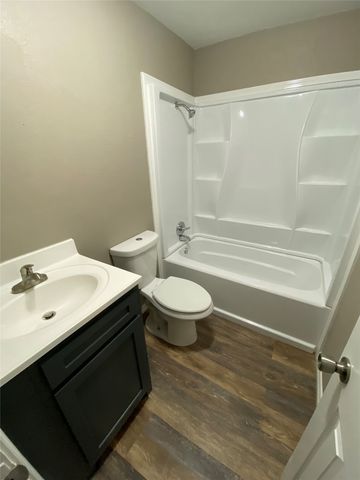 1502 Daffan Avenue, Ennis, TX 75119