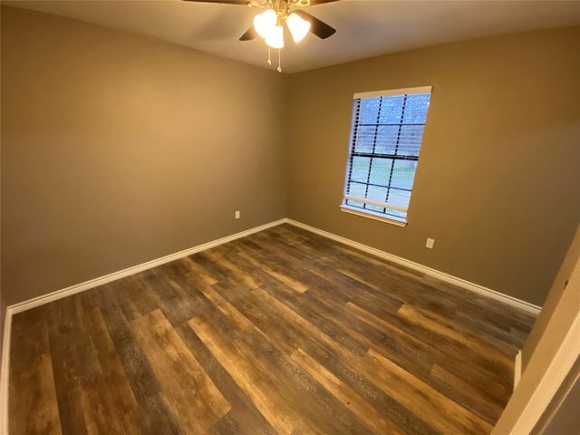 1502 Daffan Avenue, Ennis, TX 75119