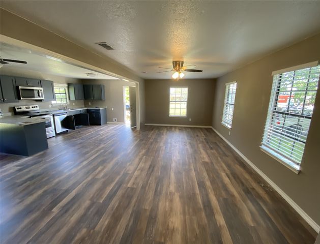 1502 Daffan Avenue, Ennis, TX 75119