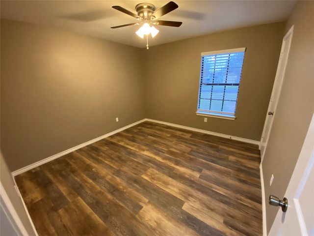 1502 Daffan Avenue, Ennis, TX 75119